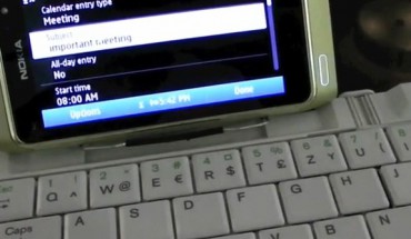 Nokia N8 con tastiera e mouse bluetooth