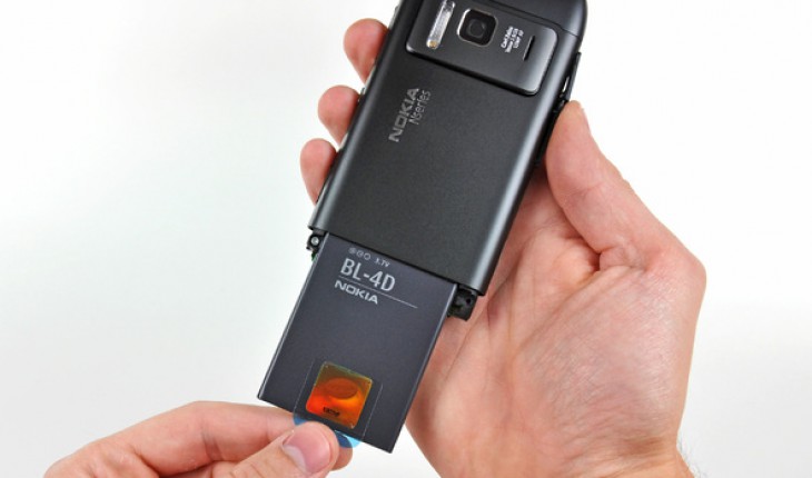 Nokia N8, come rimuovere la batteria (video)
