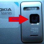 Nokia N8, il copriobiettivo automatico "aperto"