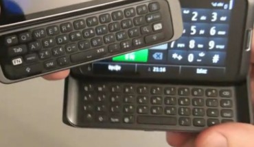 Nokia E7-00 vs HTC Desire Z: tastiere slide a confronto