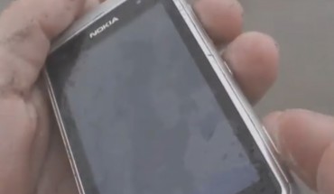 Un povero Nokia N8 torturato (video)
