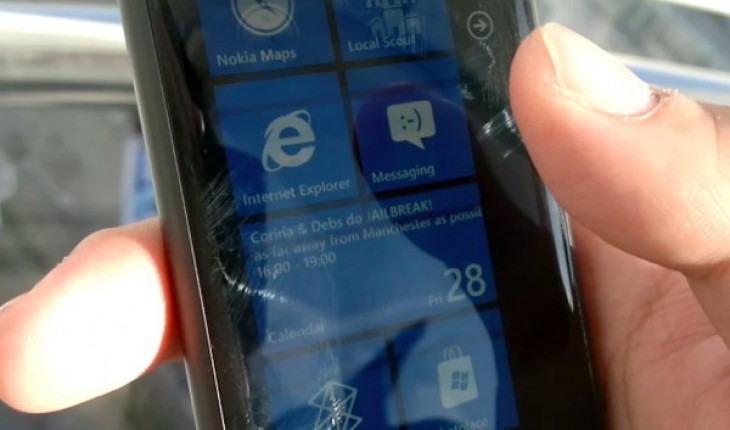 Nokia Lumia 800, test del display sotto la luce diretta del sole