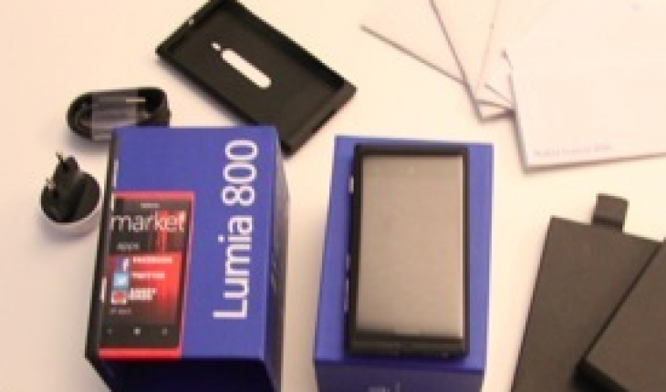 Nokia Lumia 800 Unboxing (video)