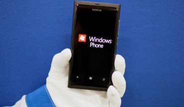 Nokia 800 Lumia, uno sguardo alla linea di produzione