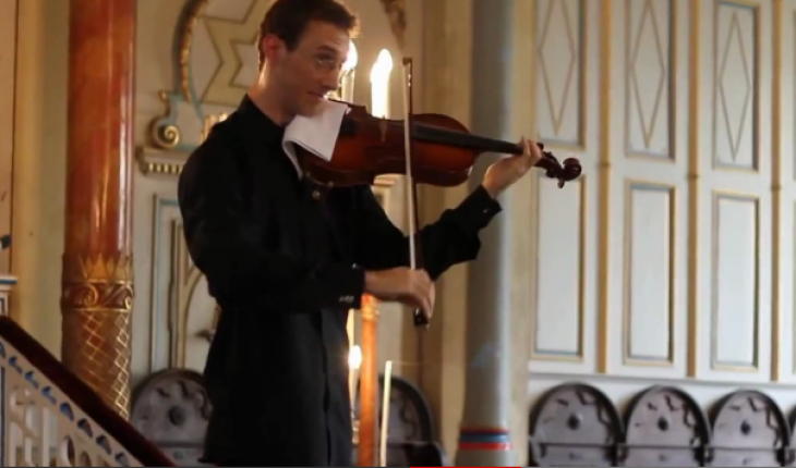 La performance di un virtuoso violinista interrotta dal Nokia tune