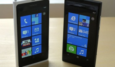 Il Nokia Lumia 800 bianco (Gloss White) e nero in offerta a 369 Euro su Mediaworld.it