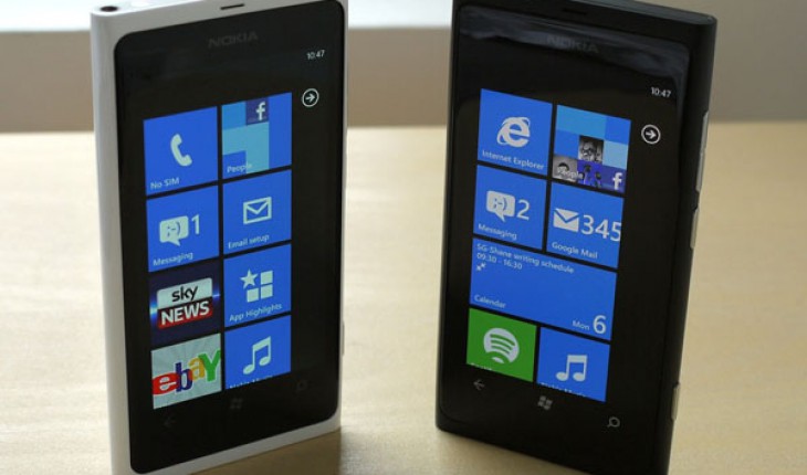 Il Nokia Lumia 800 bianco (Gloss White) e nero in offerta a 369 Euro su Mediaworld.it