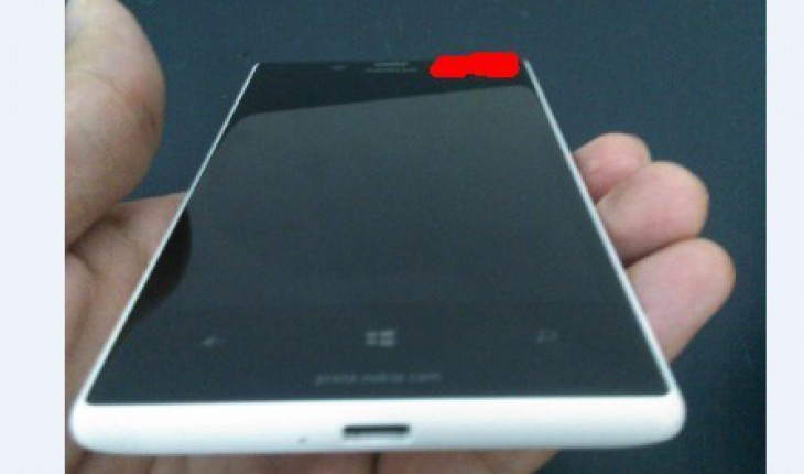Ecco le prime foto reali (?) del device Windows Phone 8 di Nokia di fascia medio-bassa