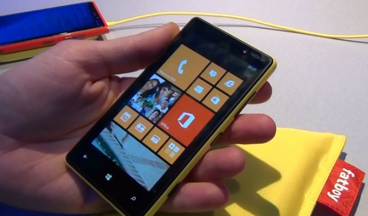 Nokia Lumia 820, il nostro contatto con il primo device Windows Phone 8 con cover intercambiabili