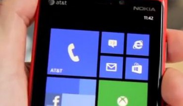Il Nokia Lumia 920 At&t si mette in mostra nella colorazione rossa in un breve hands on video