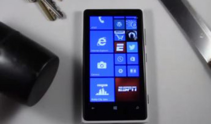 Nokia Lumia 920, prova di resistenza ai graffi e ai colpi di martello
