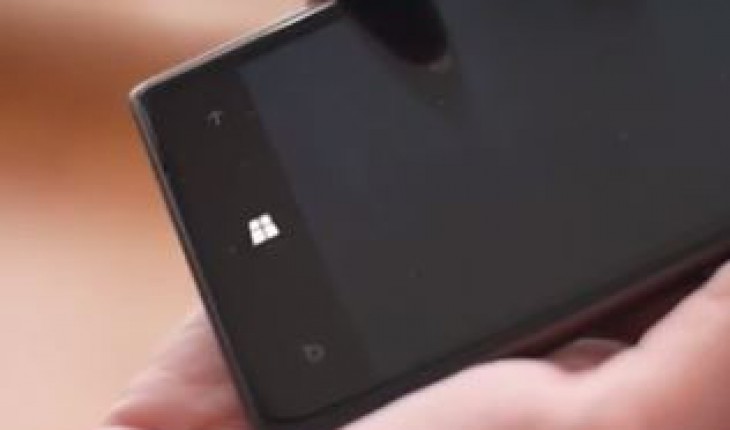 Nokia Lumia 925, il tasto Start funge anche da “LED” di notifica
