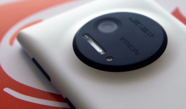 Il Nokia Lumia 1020 si mette in mostra in tutta la sua bellezza