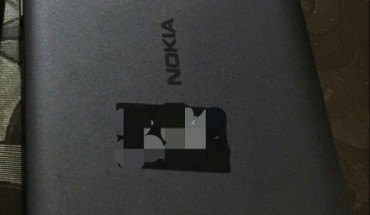 La foto di un misterioso e inedito prototipo di smartphone Nokia trapela in rete