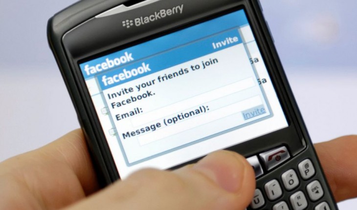 Dopo WhatsApp anche Facebook abbandona la piattaforma BlackBerry