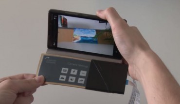 FlexCase, flip cover con display e-ink flessibile e capace di interagire con lo smartphone (video)