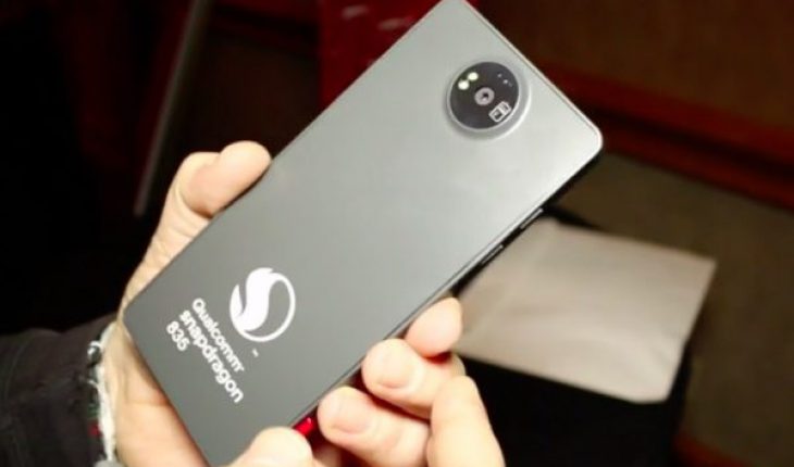 Il prototipo del Nokia 8 utilizzato per illustrare le potenzialità di Snapdragon 835 al CES 2017 (video) [Aggiornato]