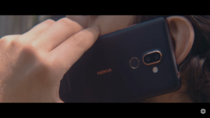 Nokia 7 Plus nel video di "Felicità puttana"