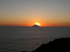 Il sole tramonta all'interno dello Stromboli...con fumatella inclusa!